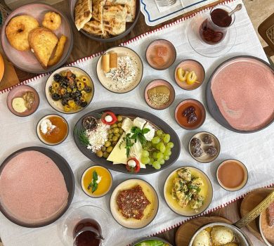 Limon Kahvaltı Galata sınırsız serpme kahvaltı sofrası